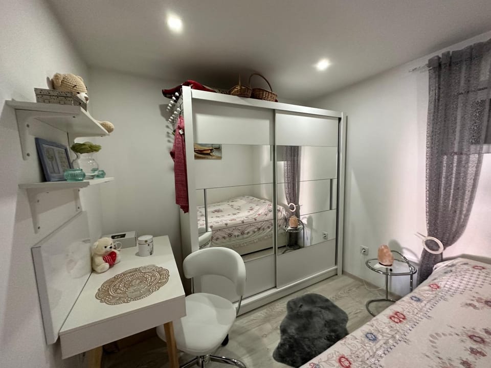 Bed, Bedroom, towels, wardrobe