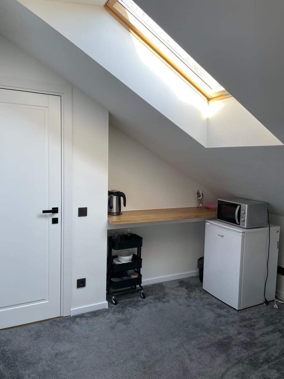 Photo of the whole room, microwave