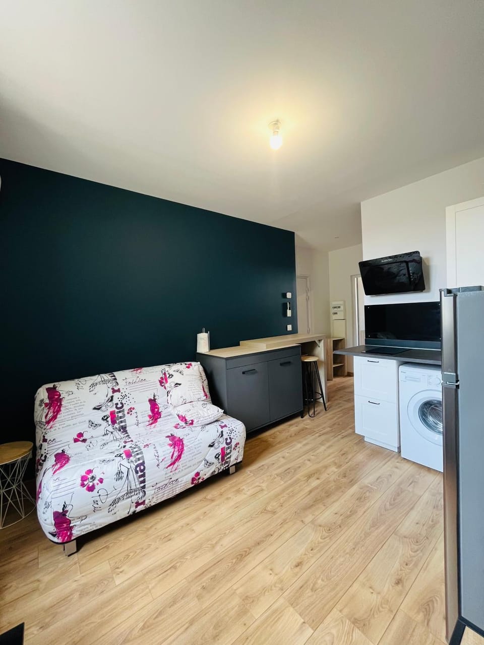 Facade/entrance, Kitchen or kitchenette, minibar, storage, stove