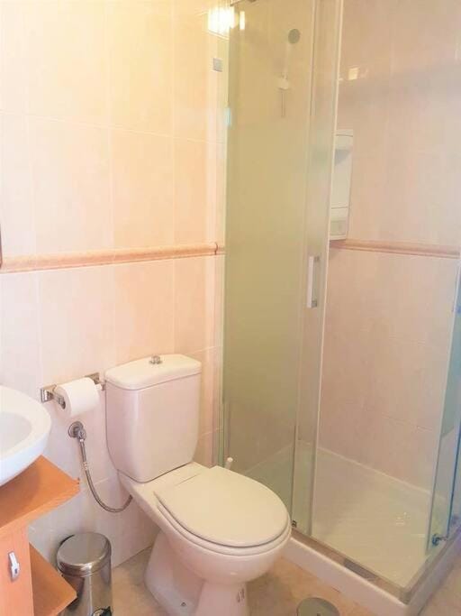 Shower, Toilet