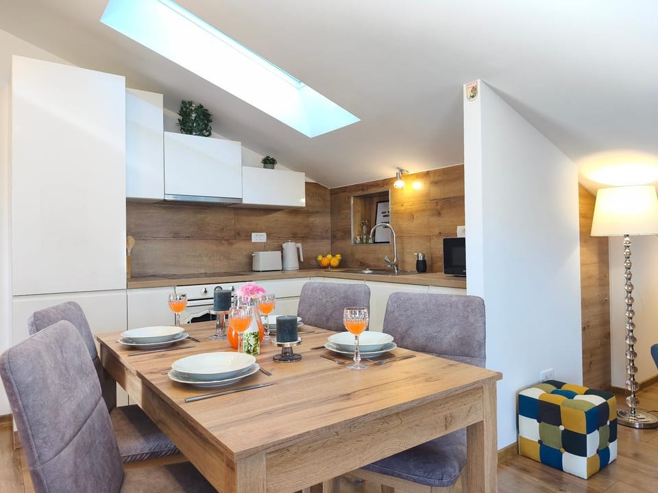 Coffee/tea facilities, Food and drinks, Seating area, Dining area, Food, oven, stove, kitchen, kitchen
