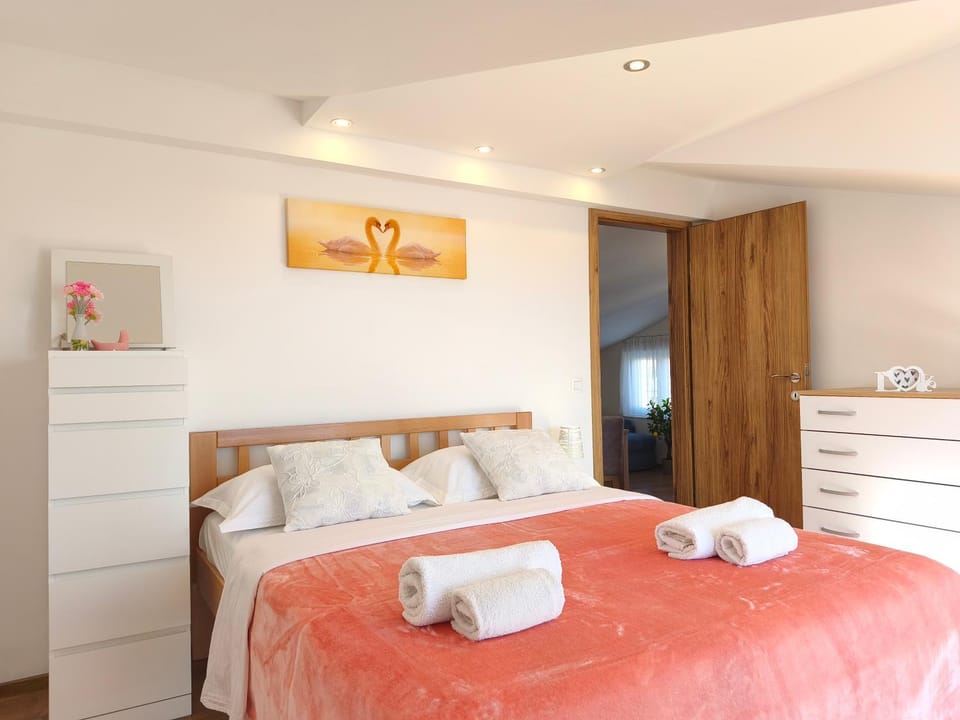 Bed, View (from property/room), View (from property/room), City view, City view, Landmark view, Sea view, cot, Quiet street view