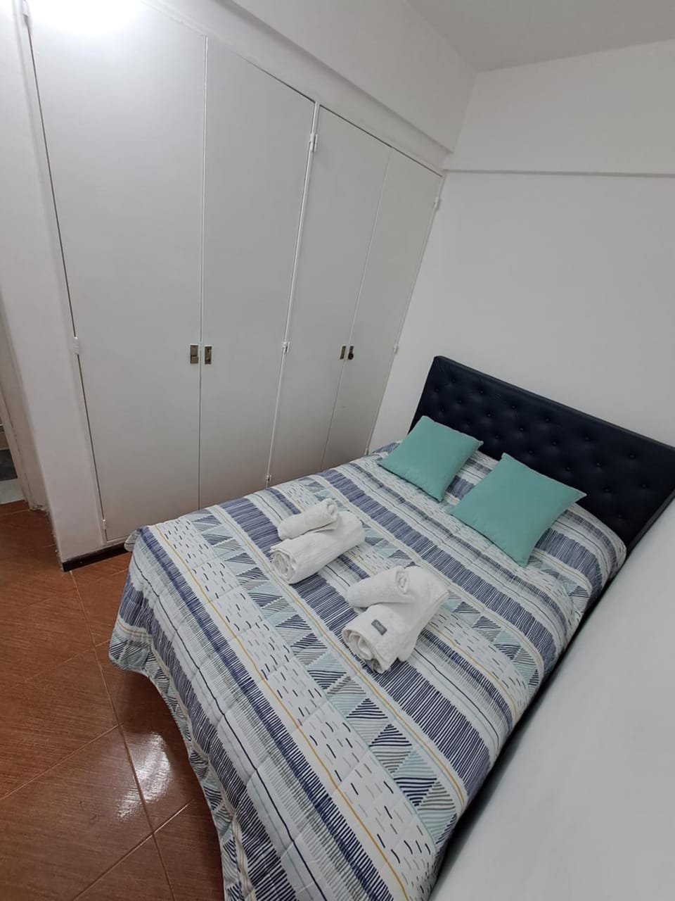 Bed, towels
