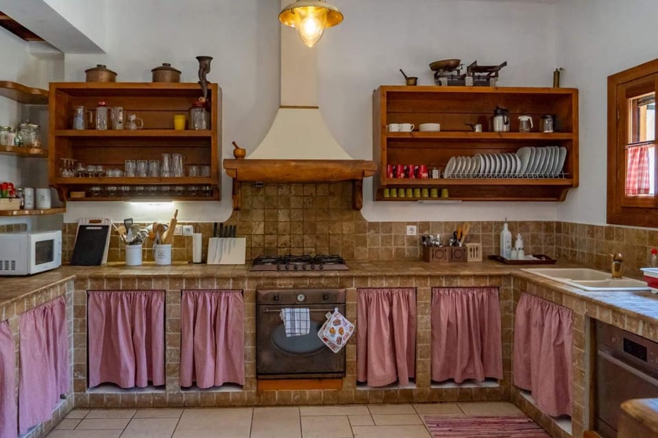 Coffee/tea facilities, Kitchen or kitchenette, dishwasher, minibar, pet friendly, stove