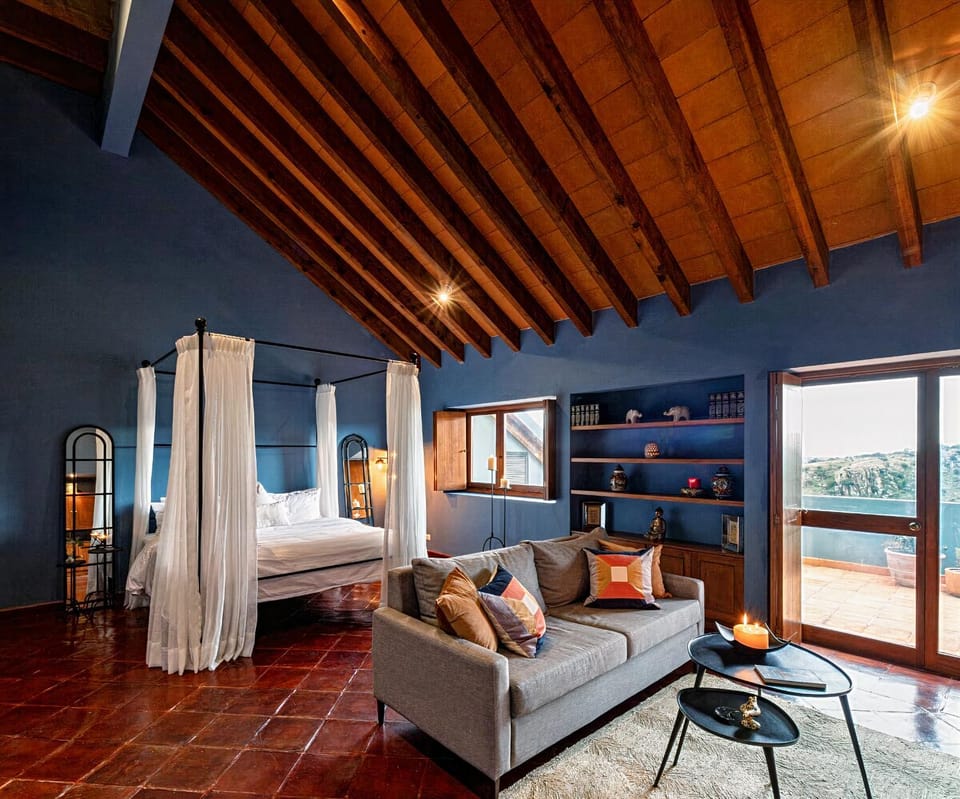 Bed, Photo of the whole room, Seating area, Bedroom