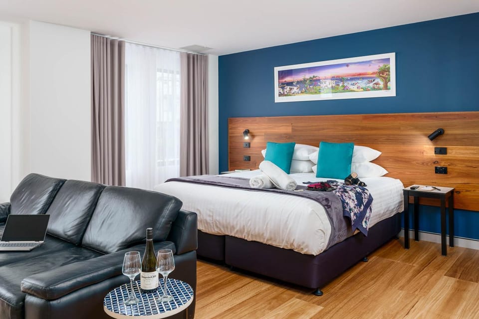 Bed, View (from property/room), Photo of the whole room, Seating area, Bedroom, City view