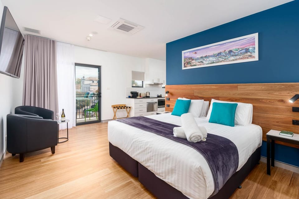 Bed, TV and multimedia, Balcony/Terrace, Bedroom, City view, kitchen