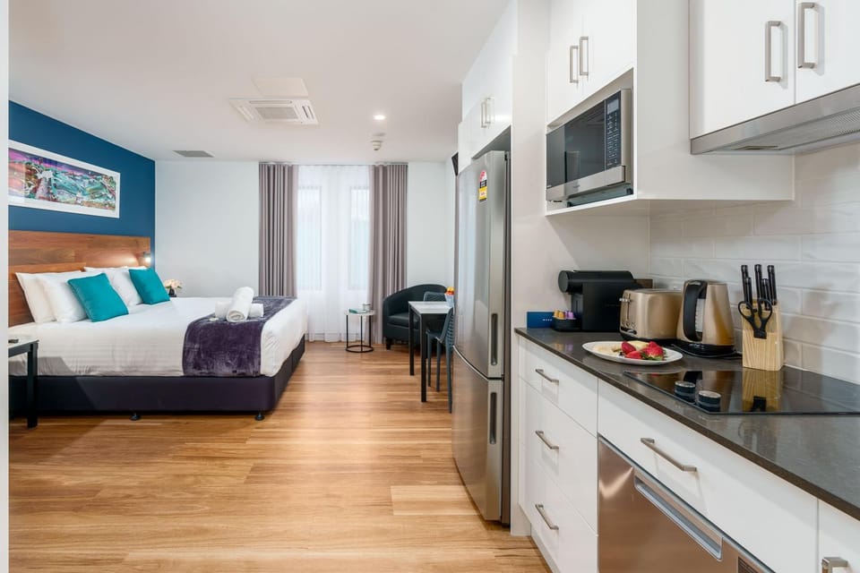 Coffee/tea facilities, minibar, stove, kitchen