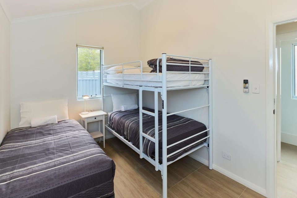 Bedroom, bunk bed