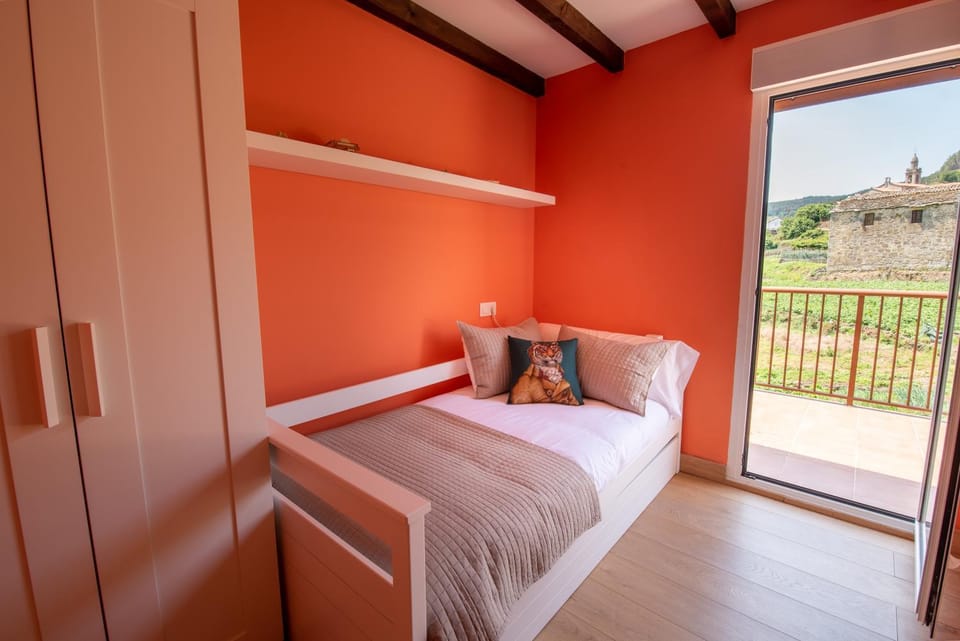 Bed, Photo of the whole room, Bedroom, Landmark view, Mountain view