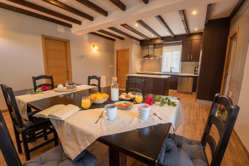 Kitchen or kitchenette, Food and drinks, Dining area, stove, kitchen