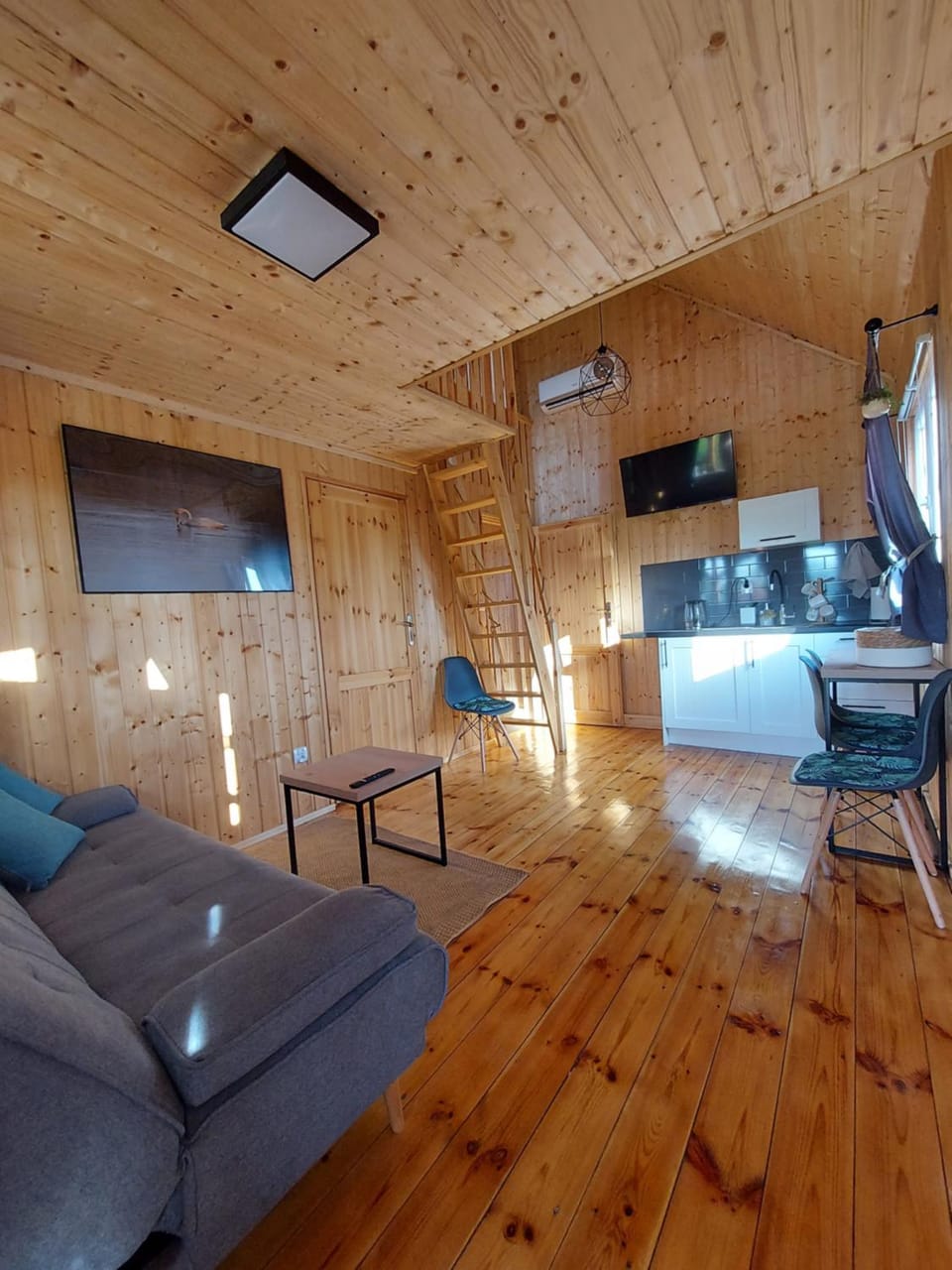 TV and multimedia, Kitchen or kitchenette, Living room, Seating area, Dining area
