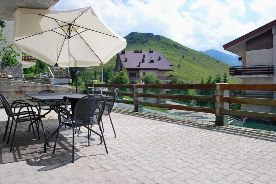 Patio, Natural landscape, Summer, View (from property/room), Balcony/Terrace, Dining area, Mountain view