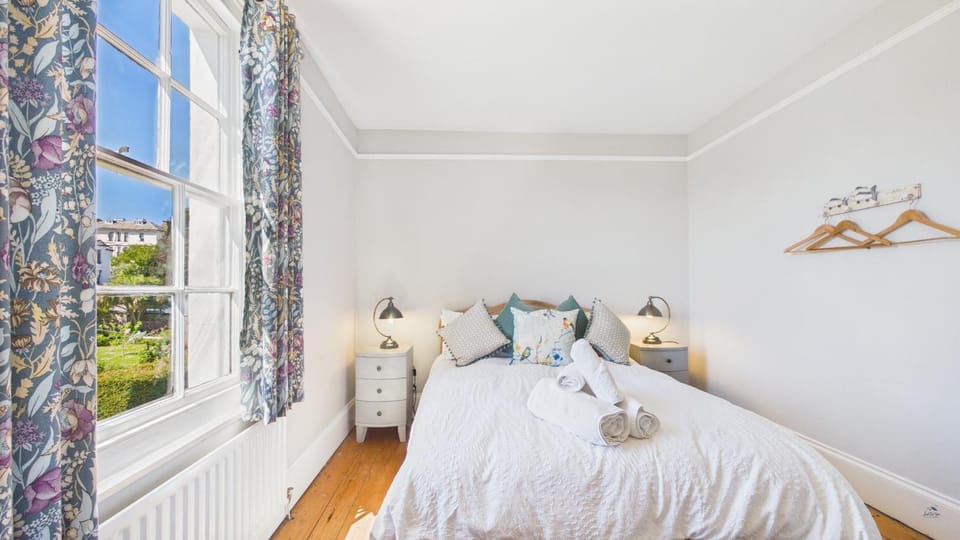 Arden Villa, sleeps 8, moments from the golden sandy beach of Ryde House in Ryde
