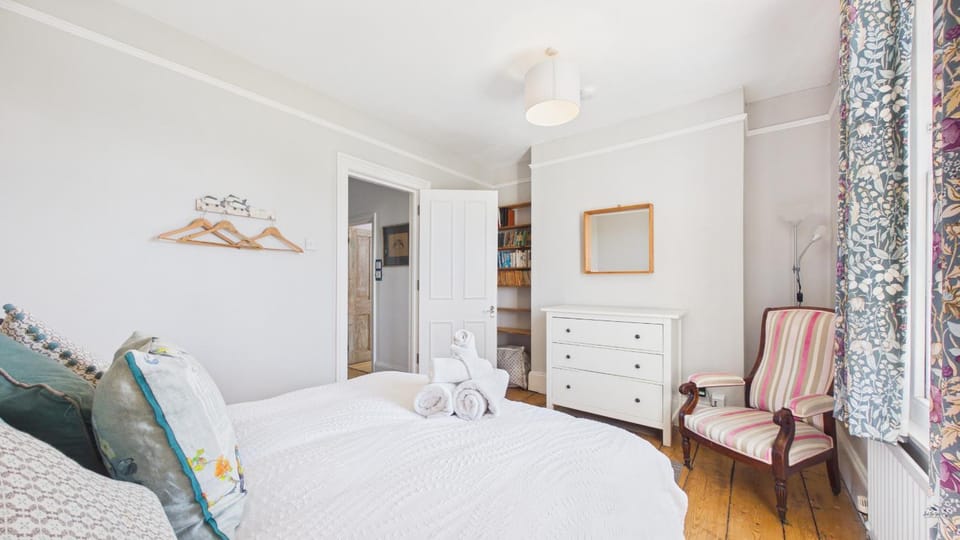 Arden Villa, sleeps 8, moments from the golden sandy beach of Ryde House in Ryde