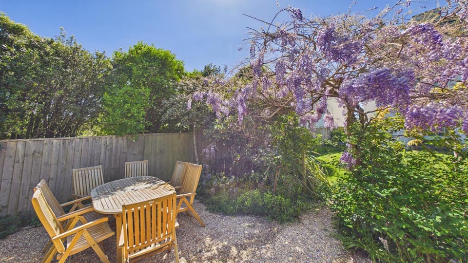 Arden Villa, sleeps 8, moments from the golden sandy beach of Ryde House in Ryde