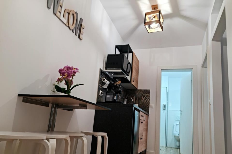 Kitchen or kitchenette, Dining area, minibar, oven