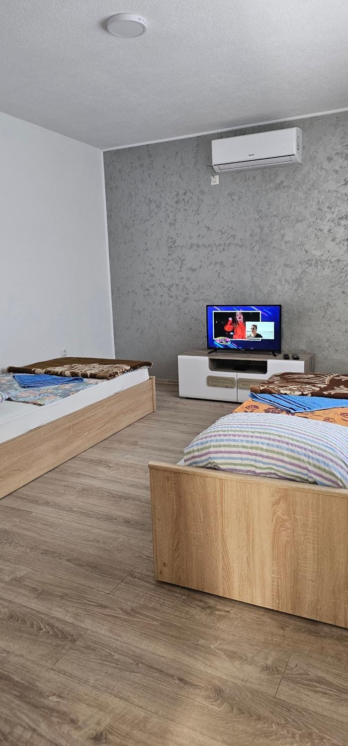 TV and multimedia, Photo of the whole room, air conditioner