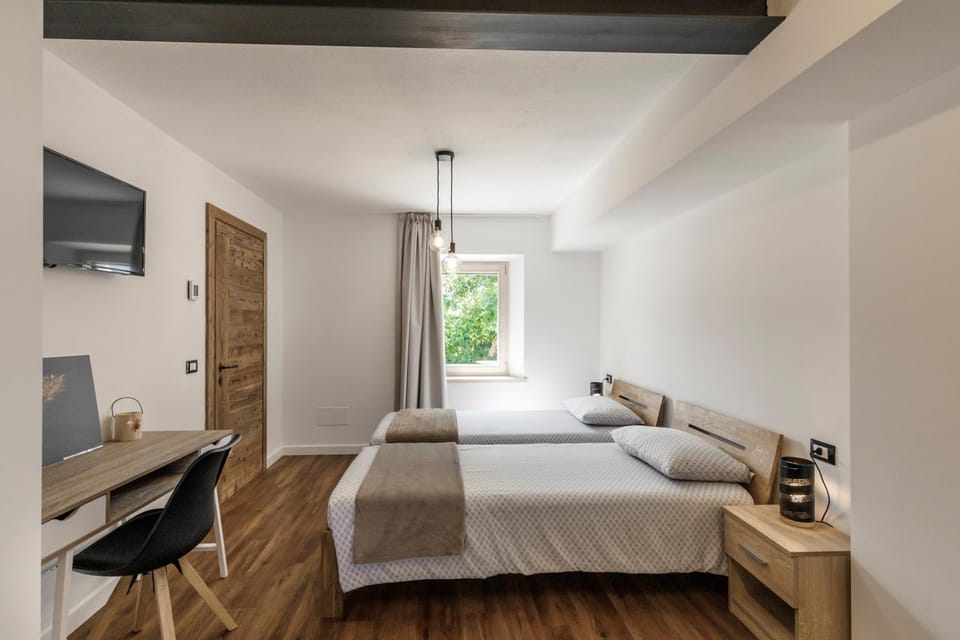 Bed, Photo of the whole room, hair dresser