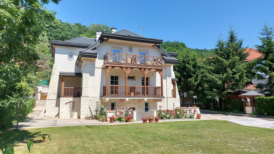 Property building, Day, Garden