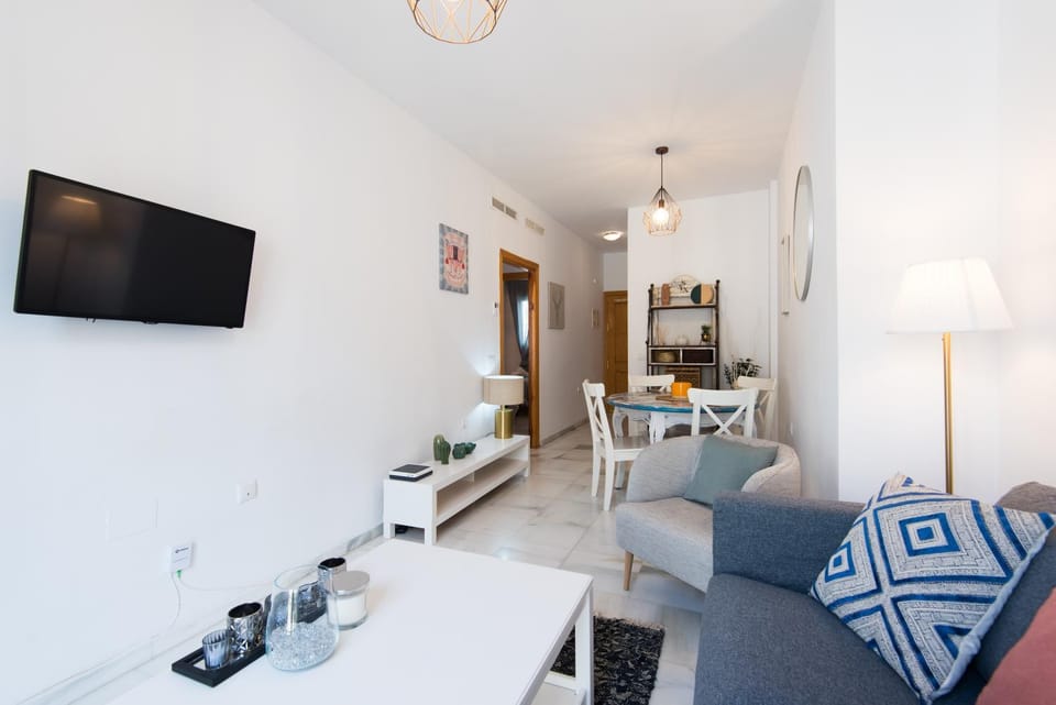 Communal lounge/ TV room, TV and multimedia, Living room, Seating area, Dining area