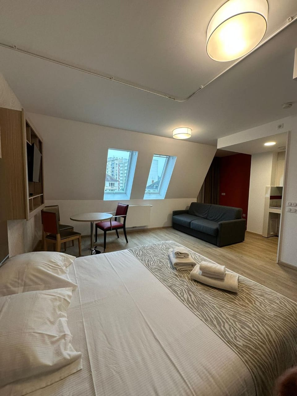 Bed, TV and multimedia, Living room, Photo of the whole room, Seating area, Bedroom, towels