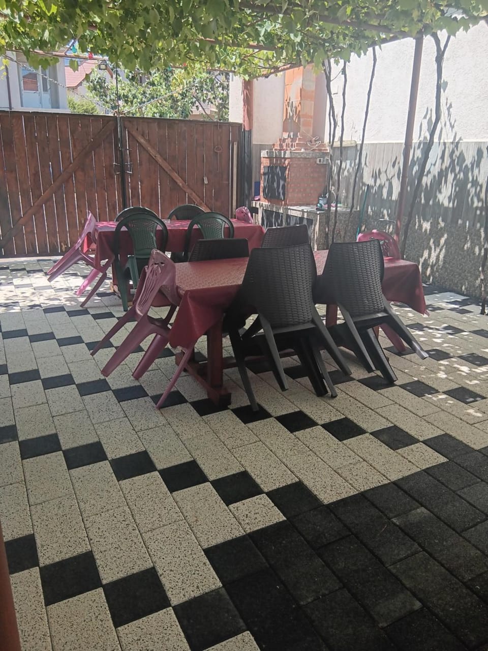 Day, Seating area, Dining area