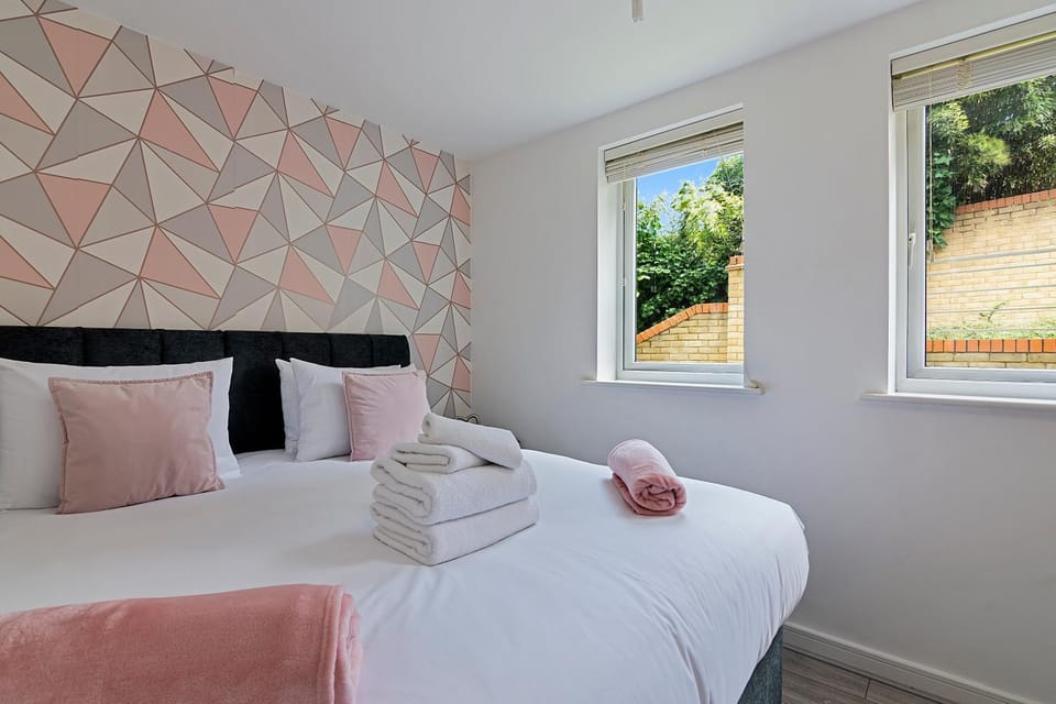 Bed, Photo of the whole room, Bedroom, towels