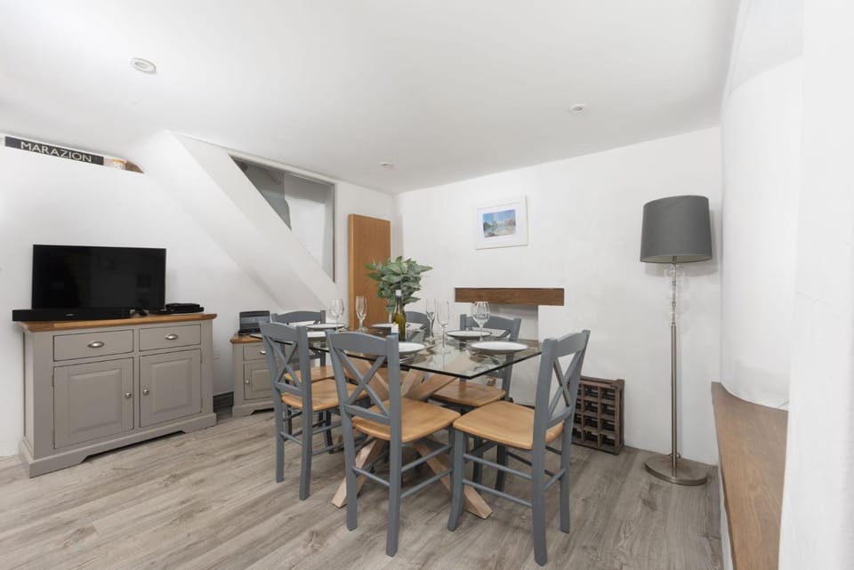 TV and multimedia, Living room, Dining area
