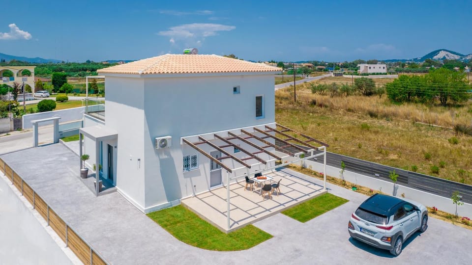 Property building, Day, Neighbourhood, Natural landscape, Location, Parking