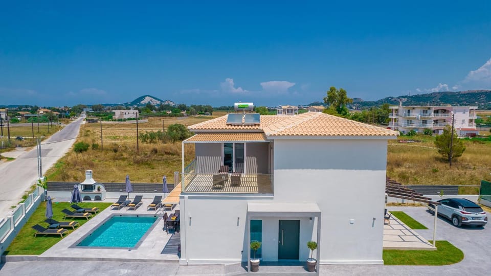 Property building, Day, Neighbourhood, Natural landscape, Bird's eye view, Balcony/Terrace, Mountain view, Pool view, Swimming pool, Location, Parking