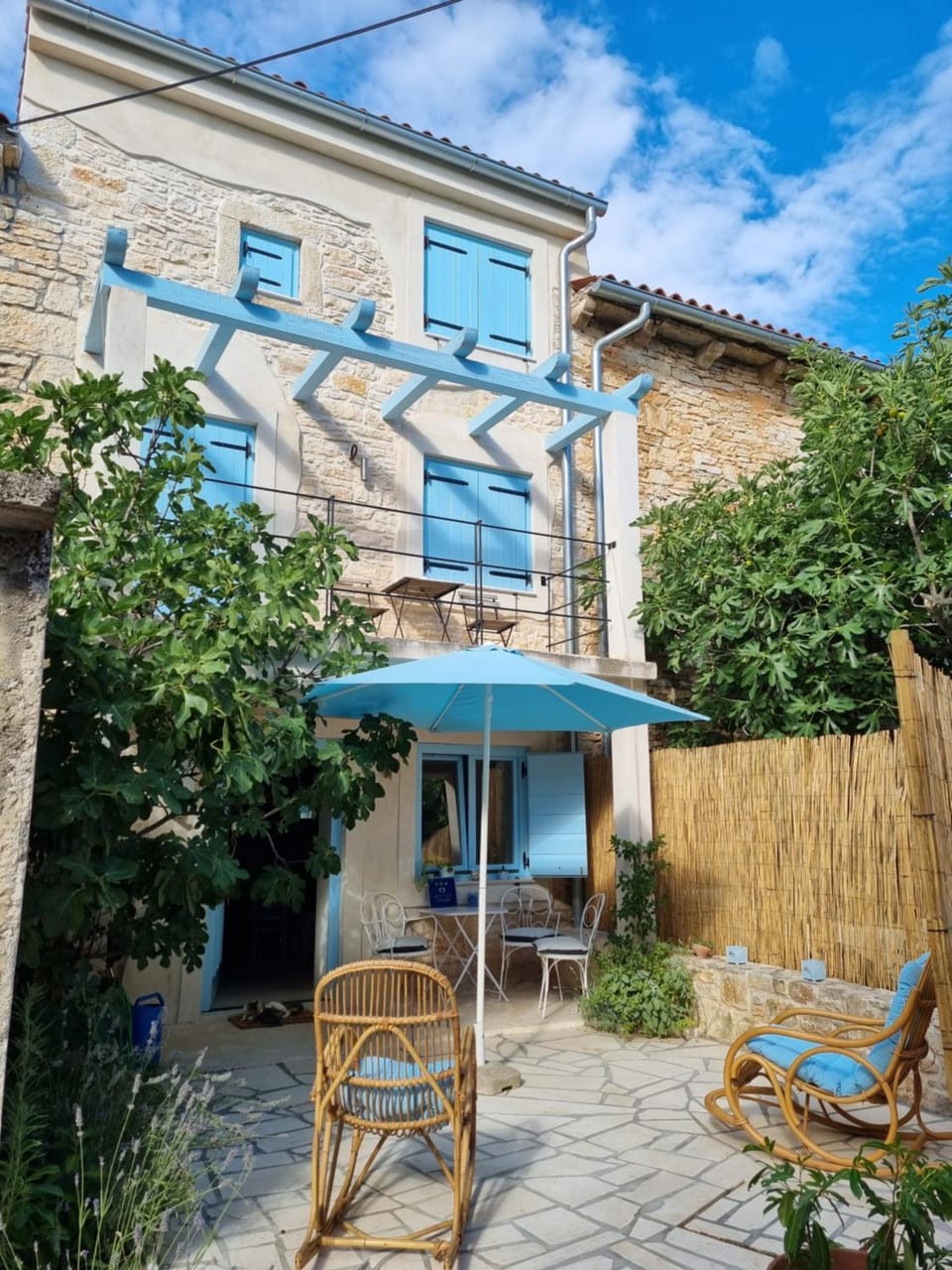 Property building, Patio, Balcony/Terrace, Breakfast, sunbed