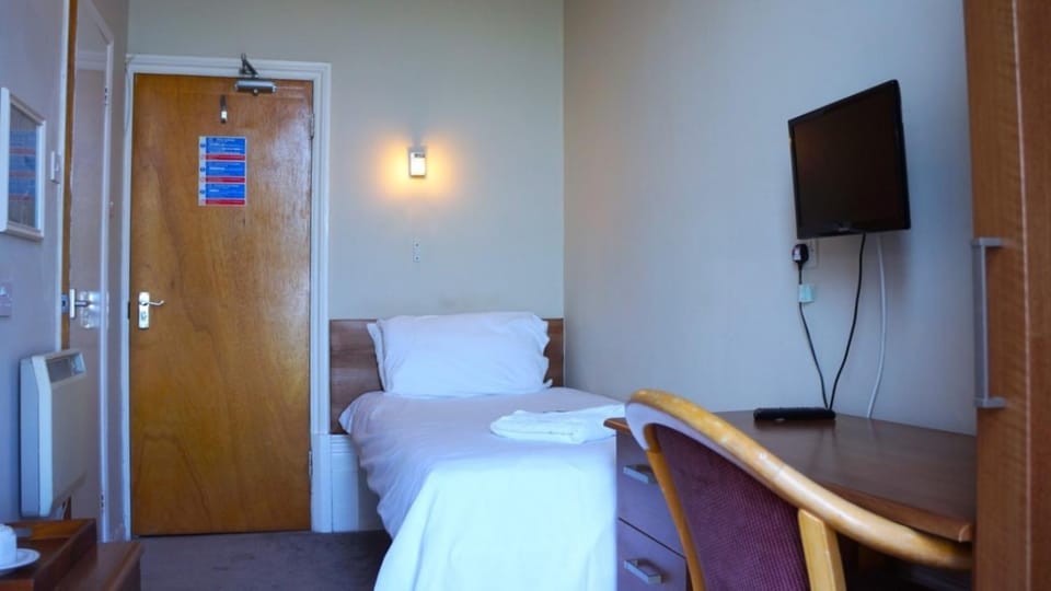 Communal lounge/ TV room, Bed, Bedroom