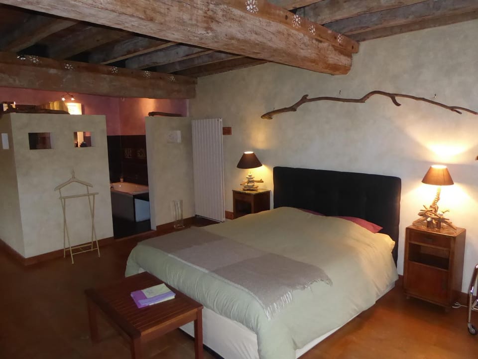 Photo of the whole room, Bedroom