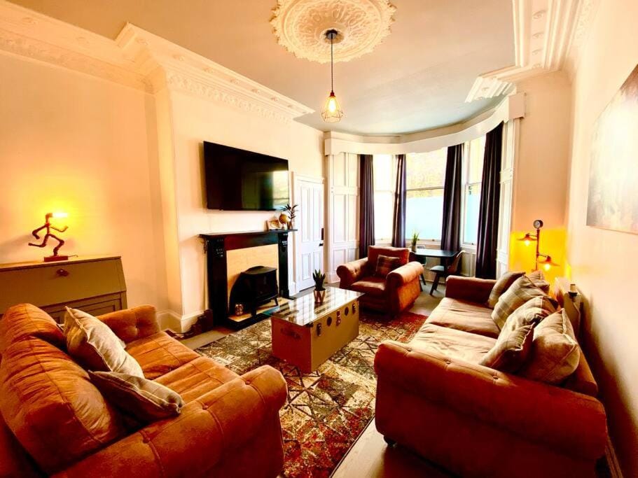 Communal lounge/ TV room, TV and multimedia, Living room, Seating area, Evening entertainment