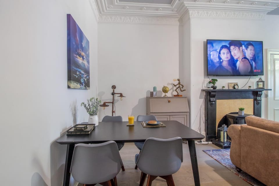 Communal lounge/ TV room, TV and multimedia, Living room, Seating area, Evening entertainment