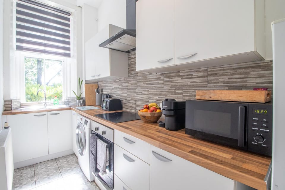 Coffee/tea facilities, Kitchen or kitchenette, dishwasher, oven, stove, toaster