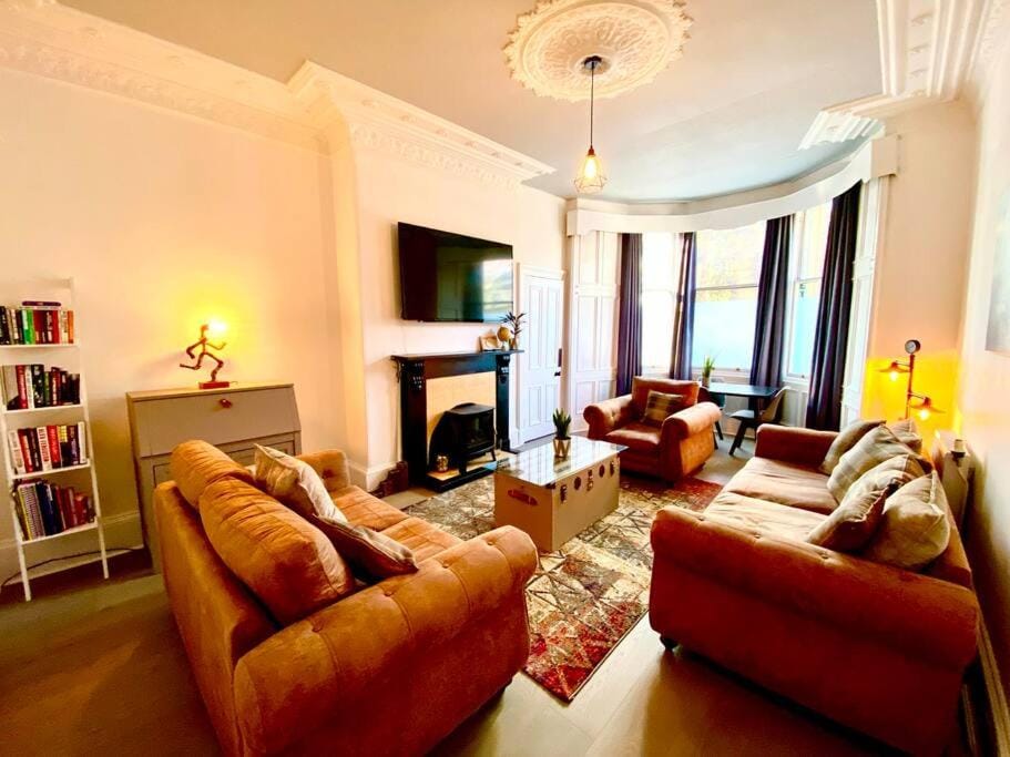 Communal lounge/ TV room, TV and multimedia, Living room, Seating area, Evening entertainment