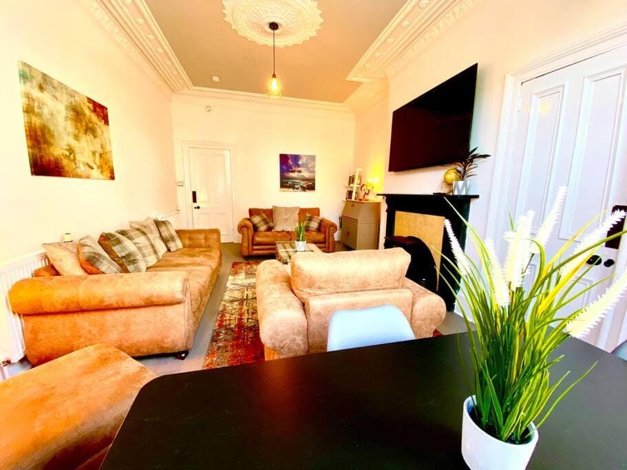 Communal lounge/ TV room, TV and multimedia, Living room, Seating area, Evening entertainment