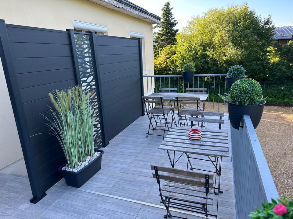 Property building, Patio, Spring, Day, Garden, View (from property/room), Balcony/Terrace, Balcony/Terrace, Dining area, Garden view