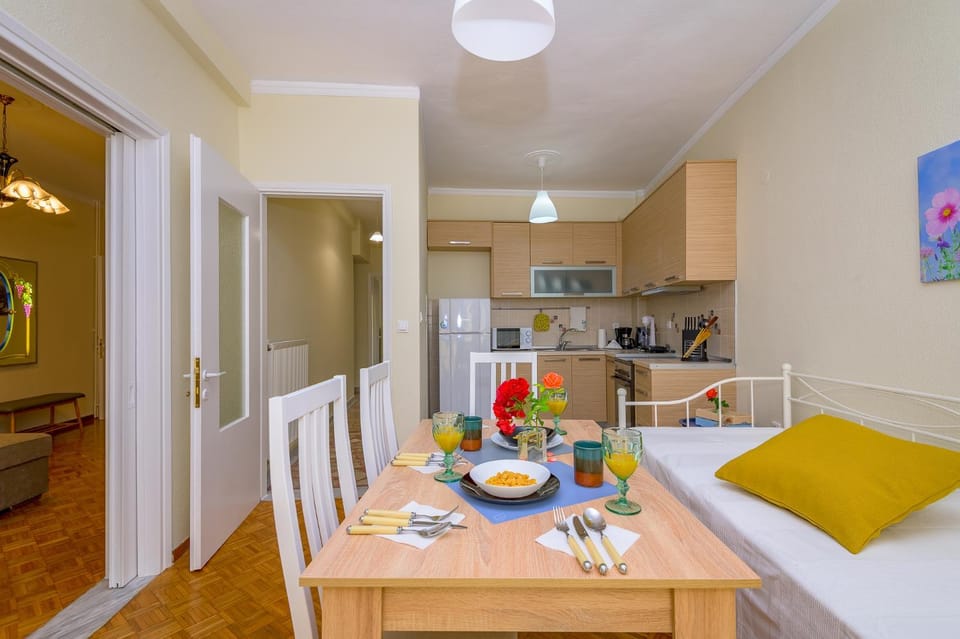 Bed, Seating area, Dining area, kitchen