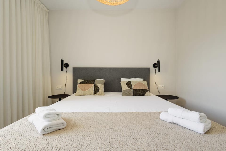 Bed, towels