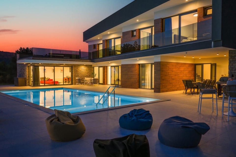 Swimming pool, air conditioner