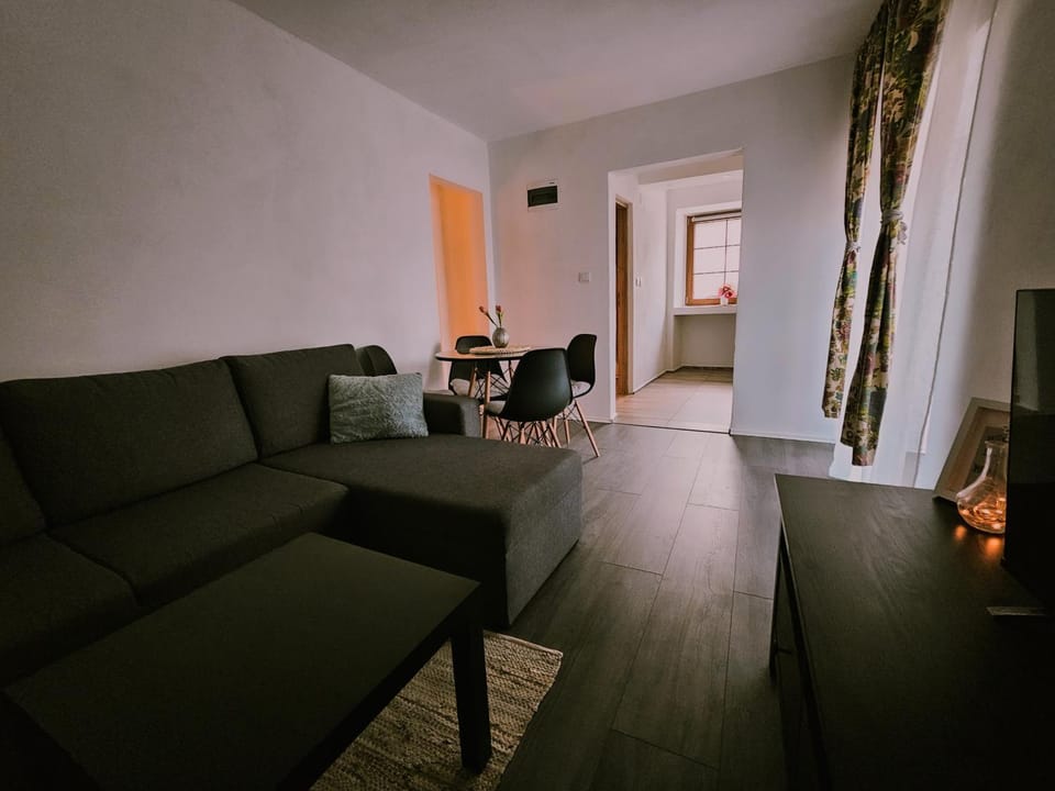 Bed, TV and multimedia, Living room, Photo of the whole room, Seating area
