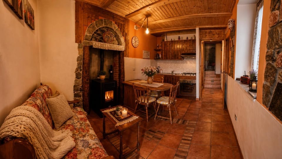 Kitchen or kitchenette, Living room, Seating area, Dining area