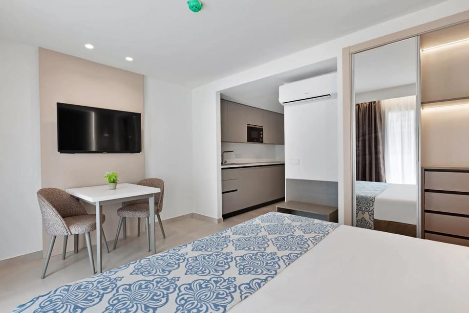 Bed, TV and multimedia, Kitchen or kitchenette