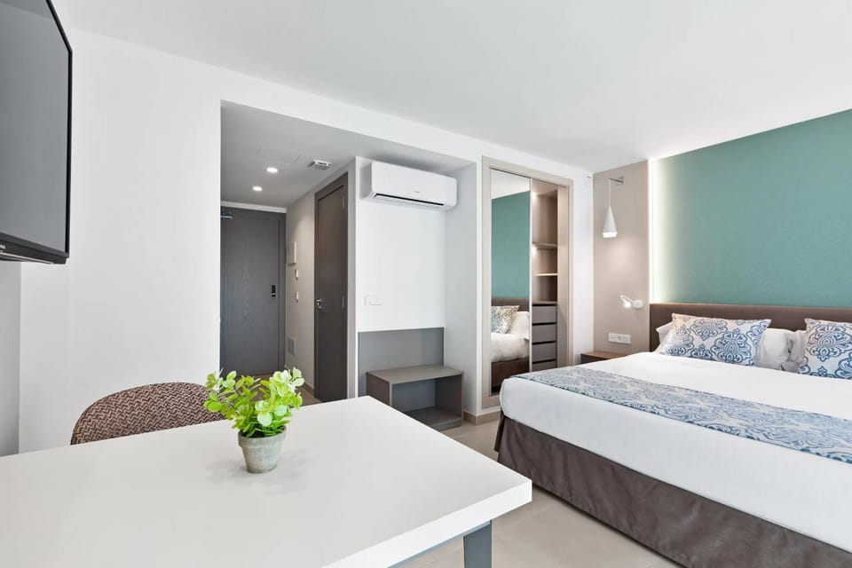 Bed, Dining area