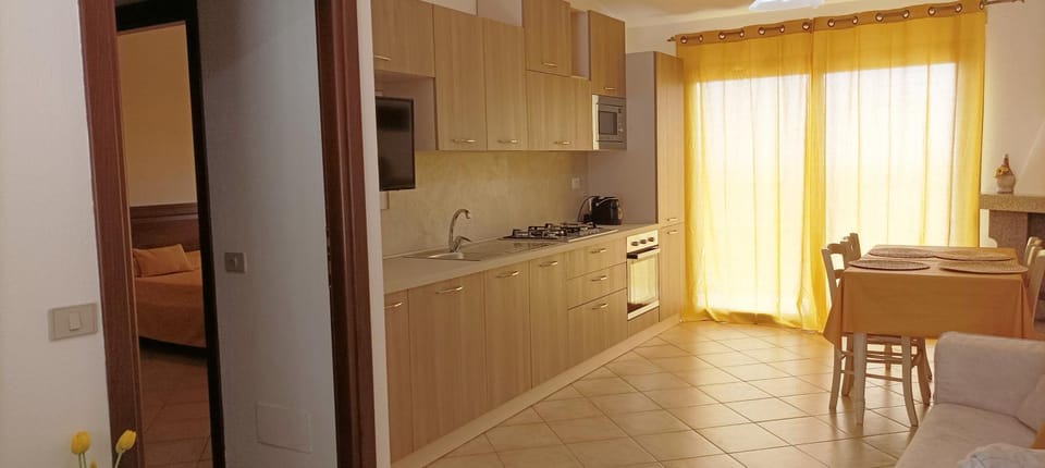 Kitchen or kitchenette, Dining area, oven, stove