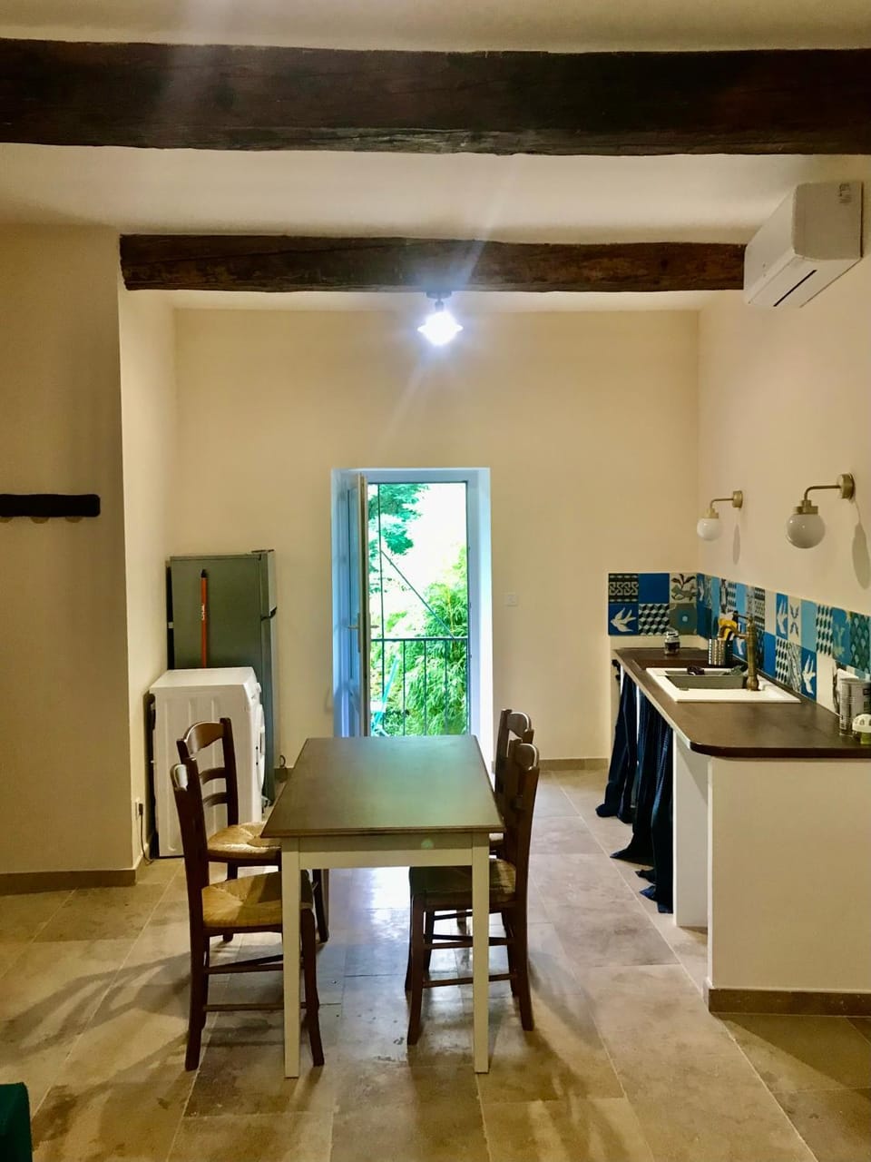 Appartement de village face à la rivière Apartment in Occitanie