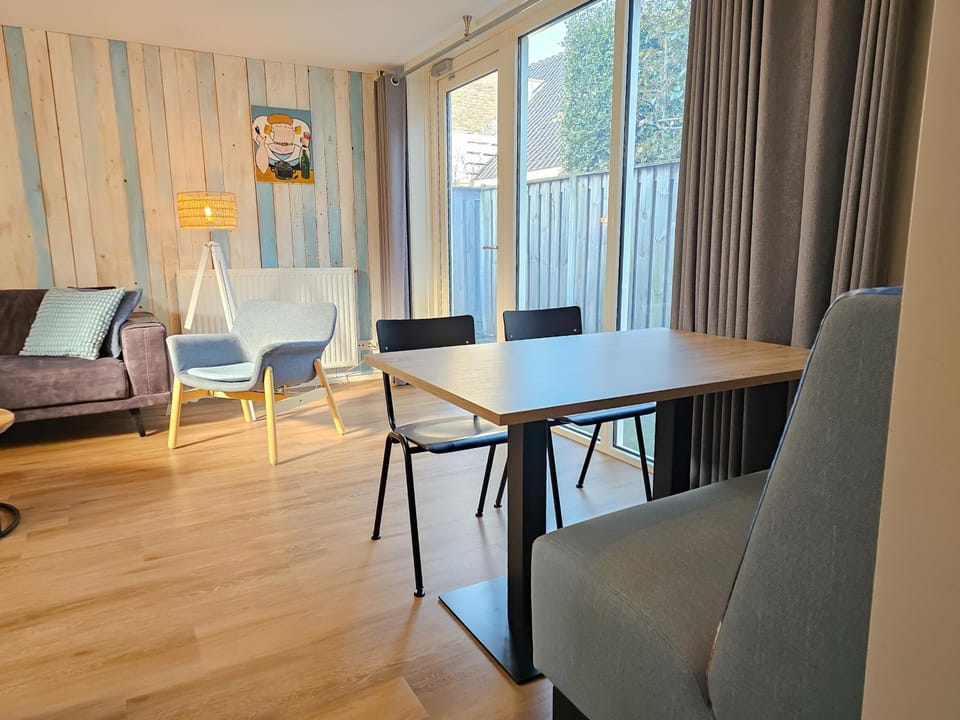 Seating area, Dining area